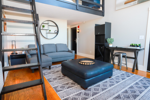 LAKE LOFT LIVINGROOM